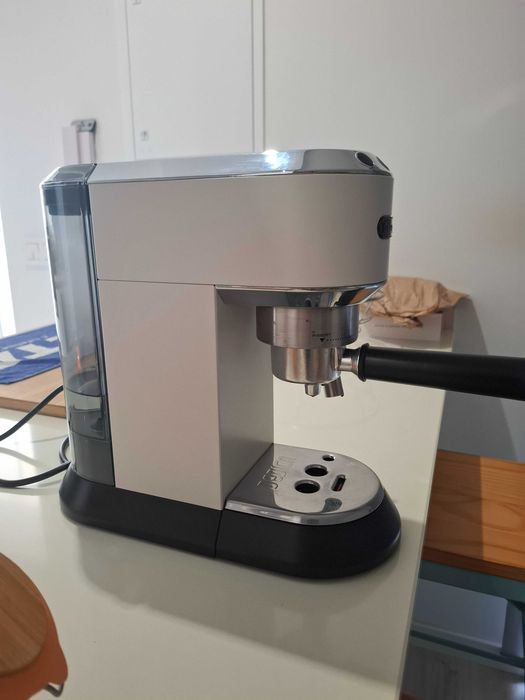 Máquina de café Delonghi Dedica