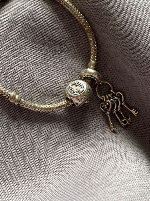 Браслет Pandora.