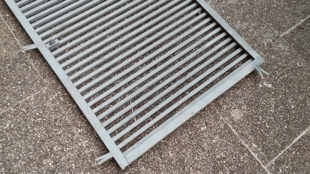 Grade em ferro com dobradiça decapada e metalizada