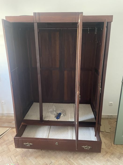 Conjunto Guarda-roupa e móvel antigos