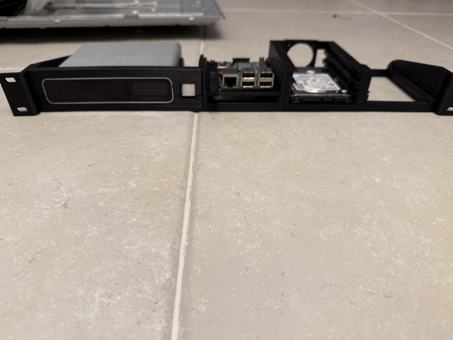 Rack 19 ubiquiti cloud key + 2x rasberry pi + 3x sata