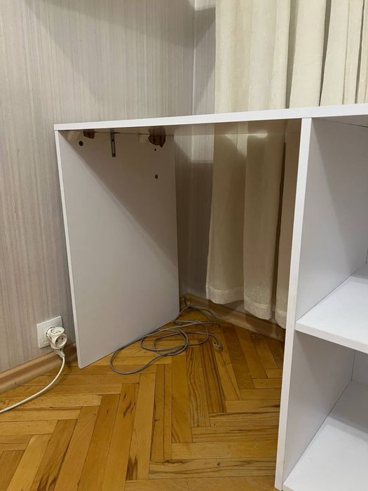 Невеликий білий стіл