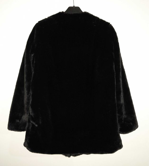 Casaco leve de pêlo sintético preto da Stradivarius T: M