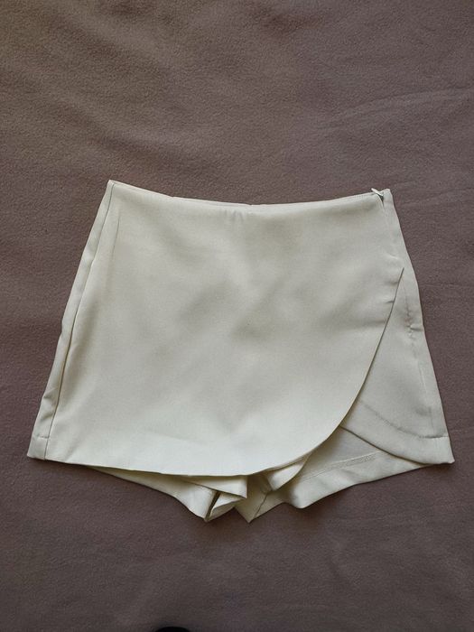 Білі шорти-спідниця