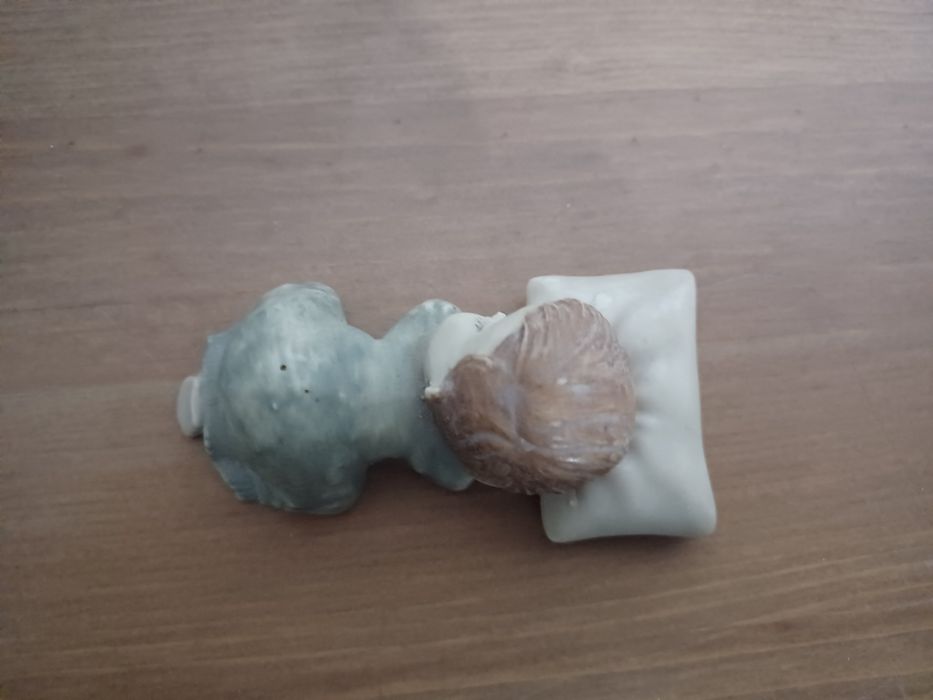 Menino soneca em porcelana biscuit