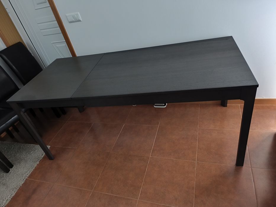 Mesa extensível com 4 cadeiras como novas vendo á melhor oferta