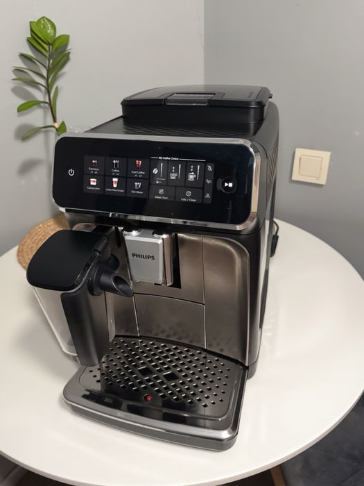 Кавомашина Philips Series 3300 LatteGo EP3347/90, стан ідеальний
