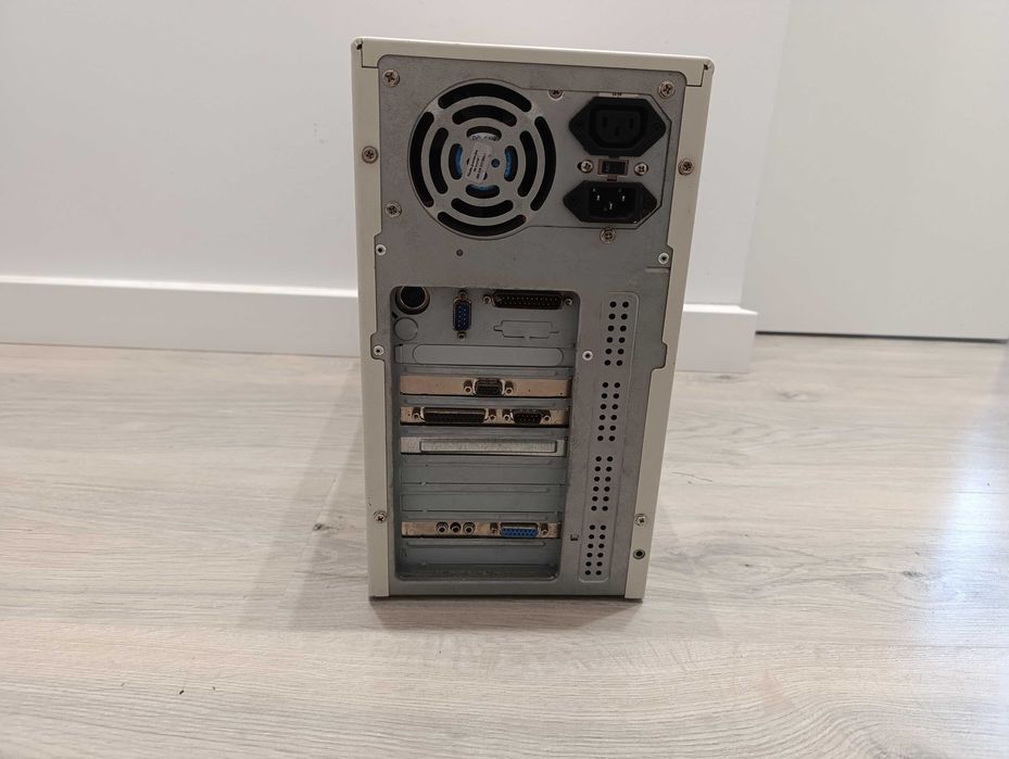 Stary komputer z procesorem Intel Pentium I MMX 200Mhz retro