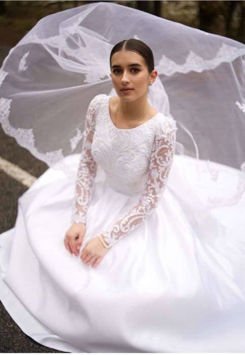 Гарна весільна сукня