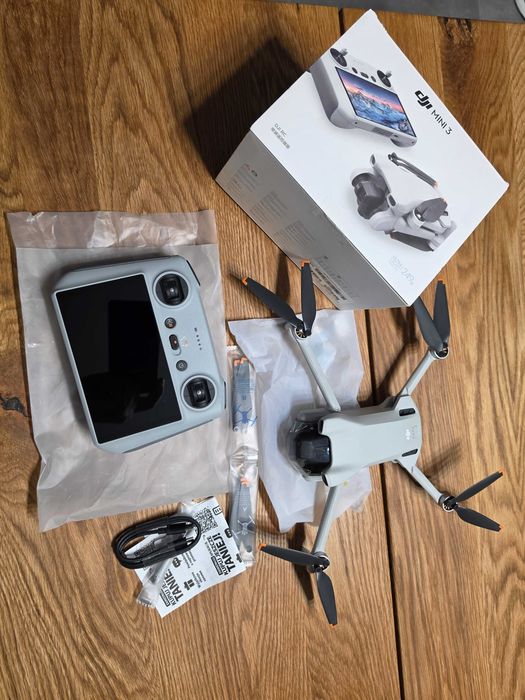 Dron DJI Mini 3  RC z wyświetlaczem Nowy gwarancja