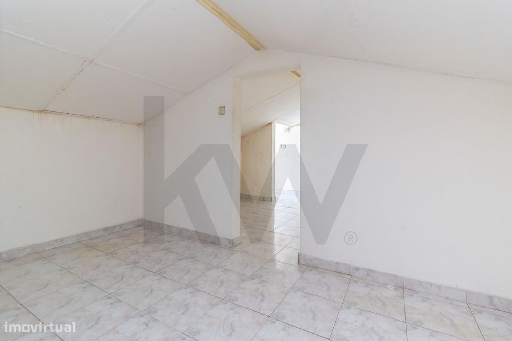 Pequena Moradia com Sótão Aproveitado e Logradouro - Centro de Setúbal