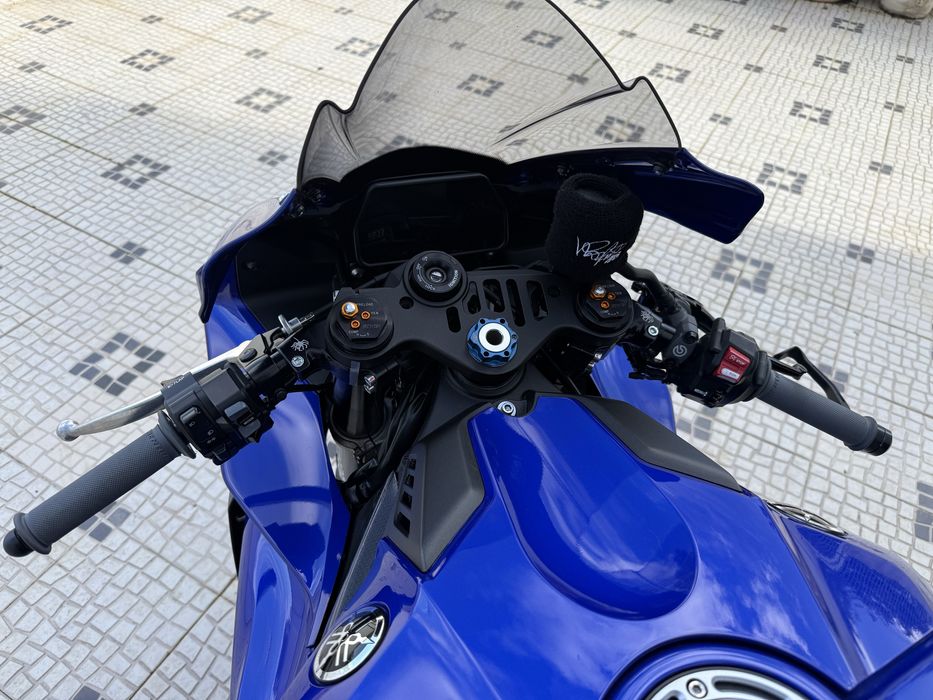 Yamaha R1 race blue