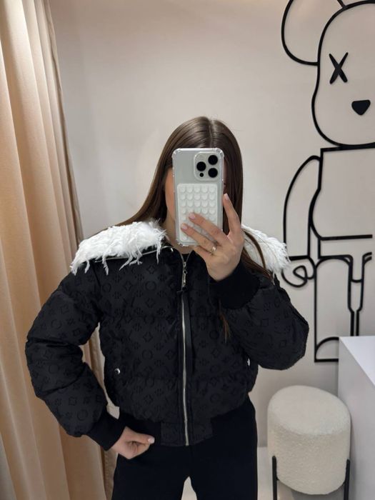 Куртка LV з пірʼям чорний колір М