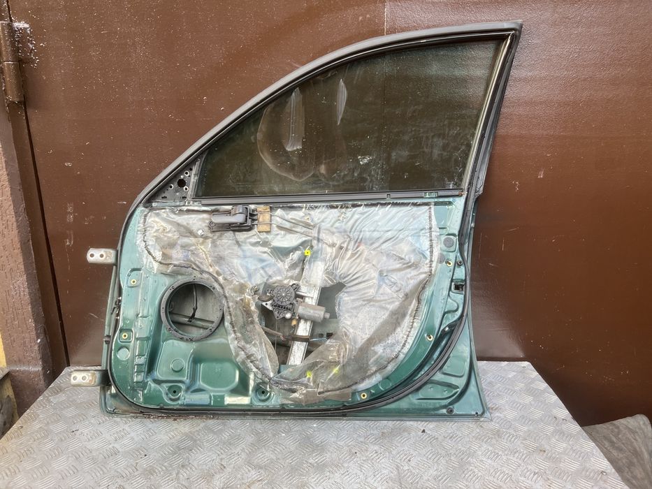 Стекло дверь правая Toyota avensis t22 год 2001 авенсис т22