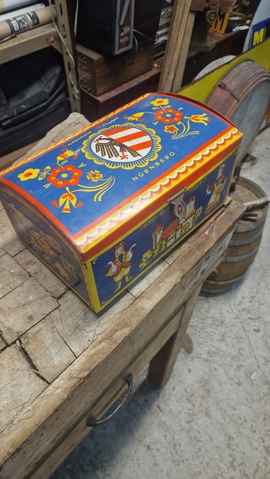 Varias latas litografadas