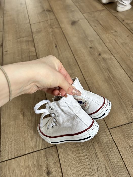 Biale Converse r 27
