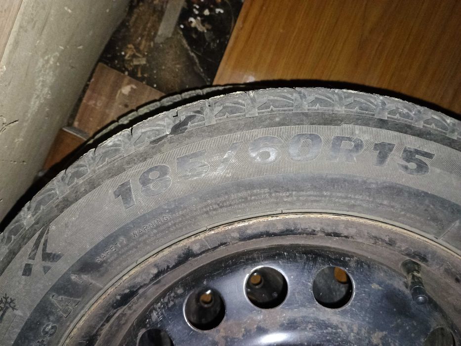 Opony zimowe Firemax 185/60 R15  na felgach stalowych 6Jx 15 h2 4x100