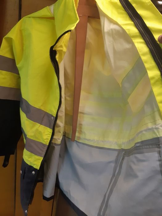 Casaco impermeável + Martelo