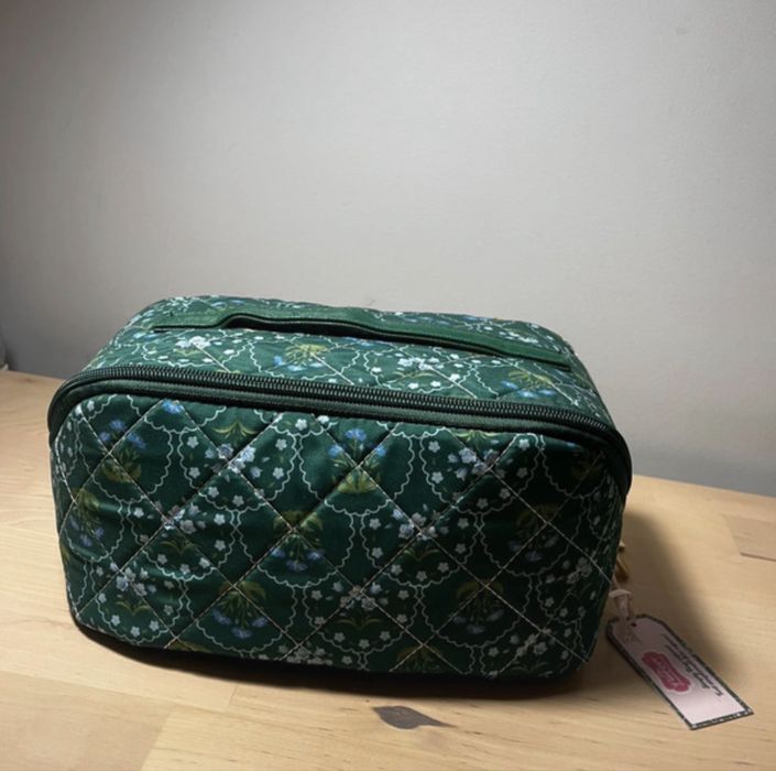 Piekna nowa kosmetyczka