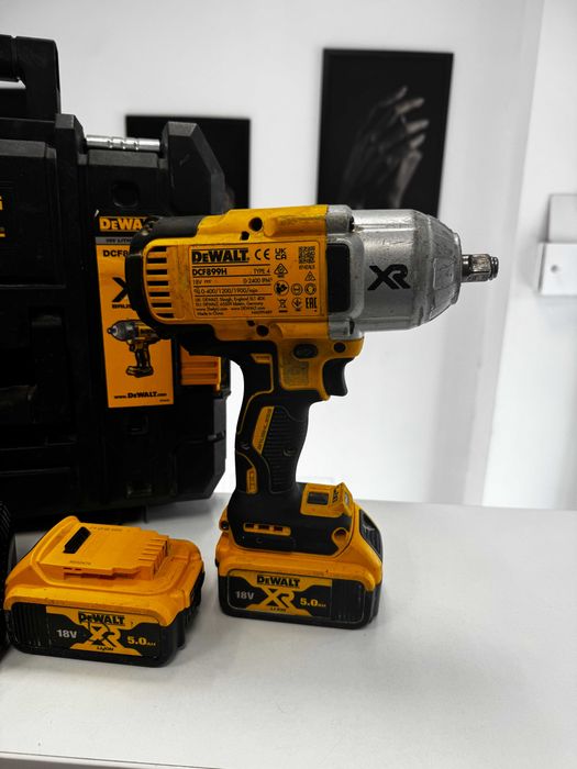 klucz udarowy Dewalt DCF899H z dwoma akumulatorami walizka i ładowarką