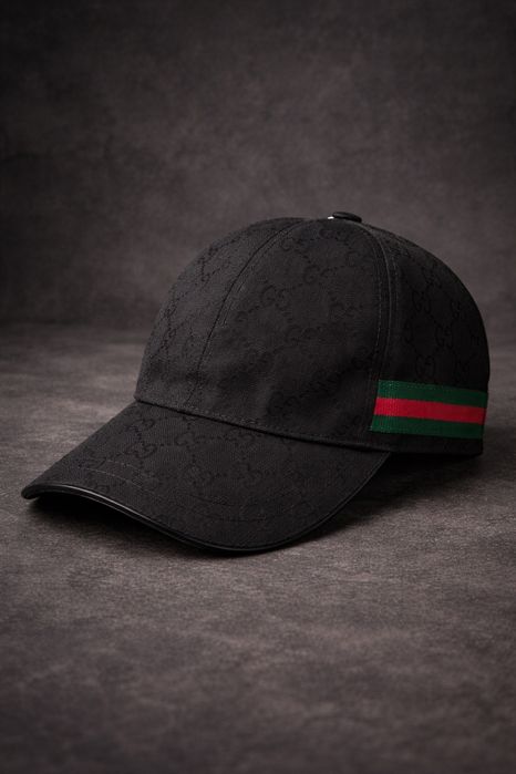 Czarna czapka gucci z daszkiem