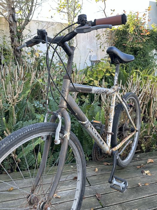 2 bicicletas antigas + suporte para 3 bicicletas