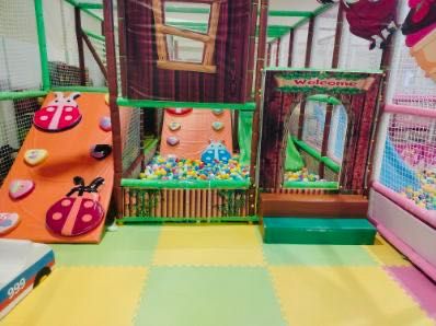 Plac zabaw wewnętrzny zielony