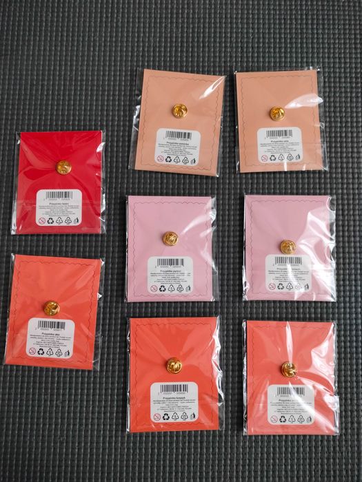 Zestaw 8 pinów, przypinek Rossmann: oko pędzel koszyk żel twarz szminka uśmiech usta