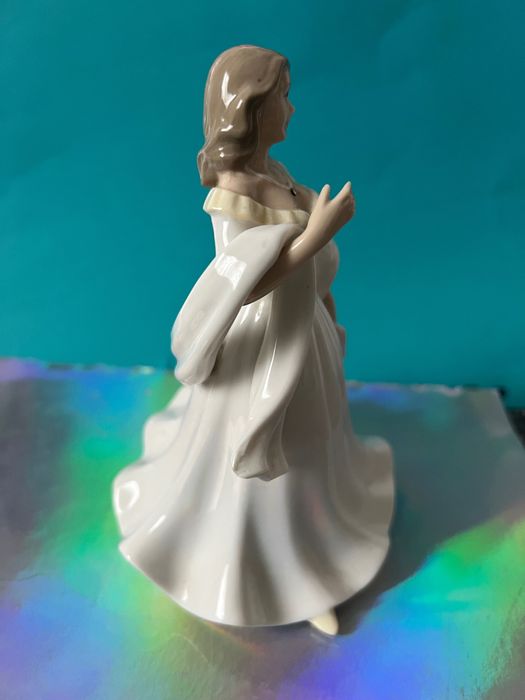 Статуетка дама..