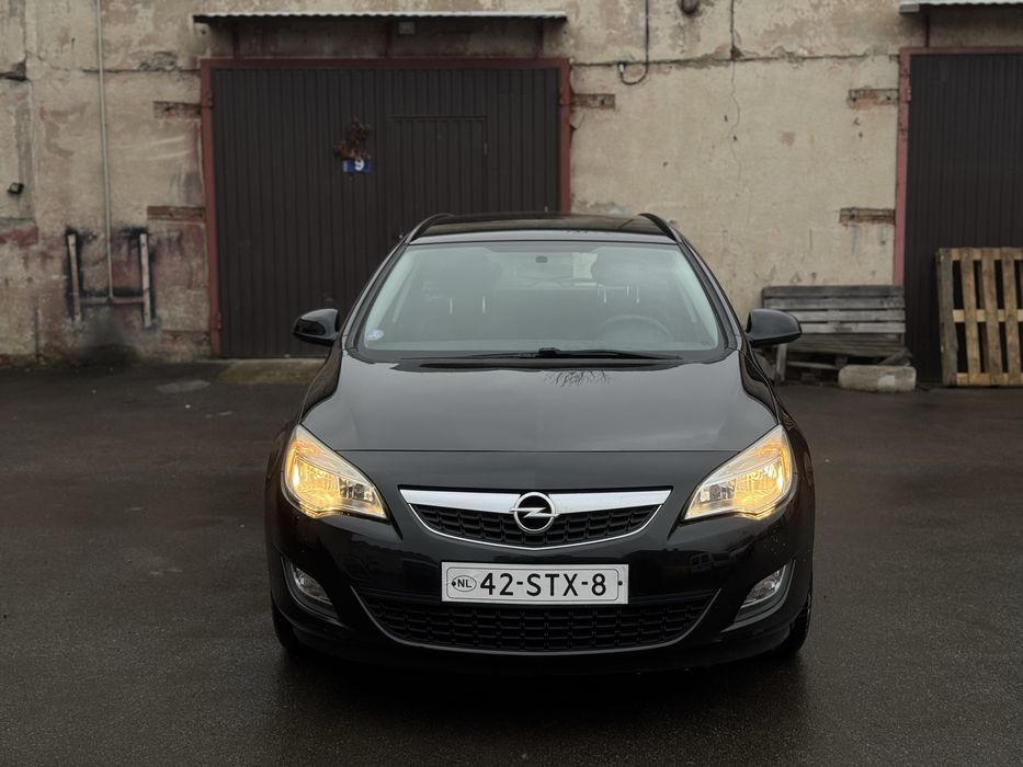 OPEL ASTRA J  2011 рік