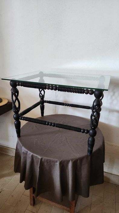Mesa de apoio em Pau Preto com Tampo em vidro