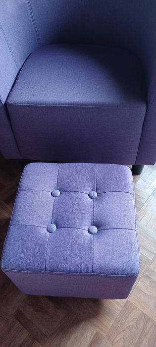 Mesa de apoio, poltrona e puff
