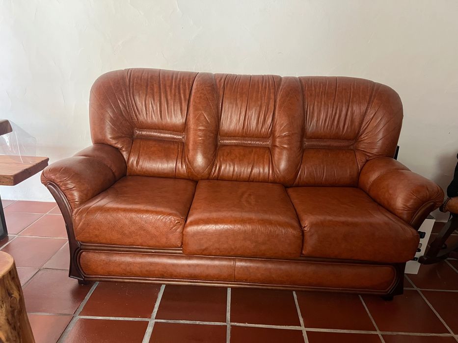 Sofá vintage em pele e madeira impecável