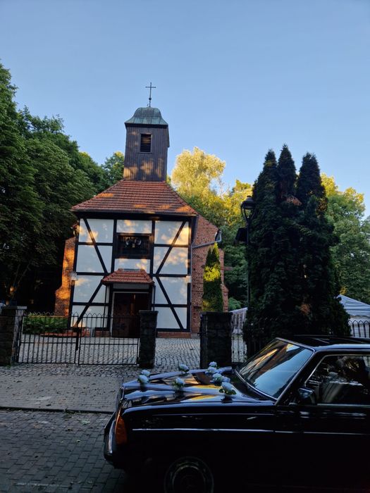 Czarny Mercedes w123