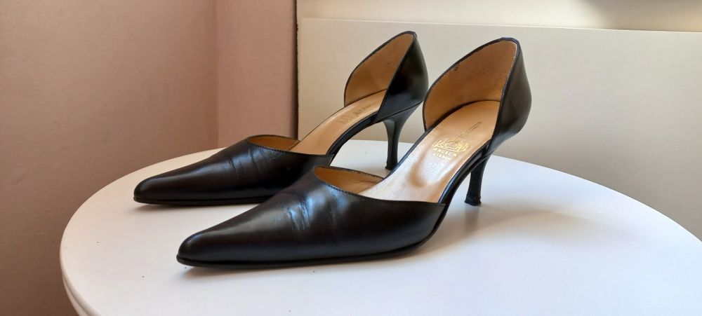 Sapatos pretos de toilete