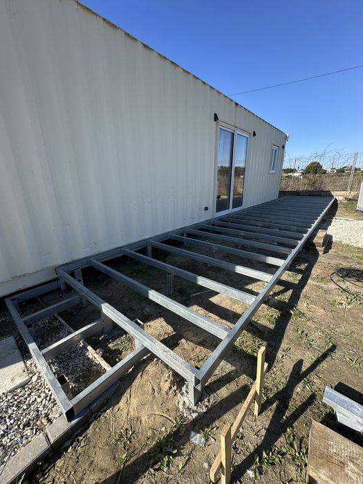 Fazemos Pergolas e Decks em madeira ou estrutura metalicas.