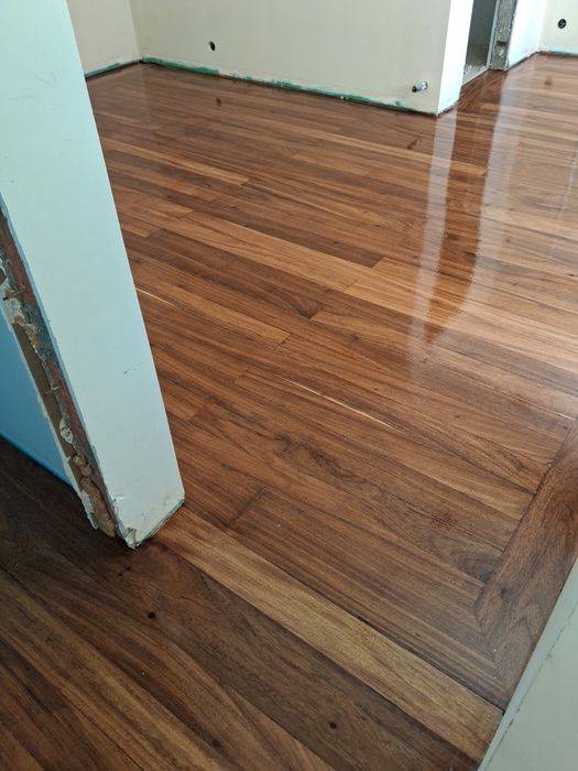 Raspagem e envernizamento      venda e aplicação de pavimentos  vinilico   envernizamento de portas e rodapes