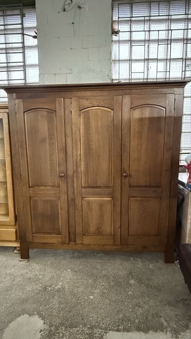 Дерев’янна шафа для одягу,