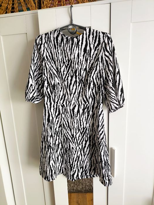 Sukienka trapezowa  zebra z wycięciem L 40