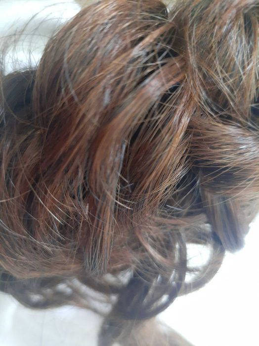 Doczepiane kręcone włosy z klamrą na kucyk brązowe z połyskiem
