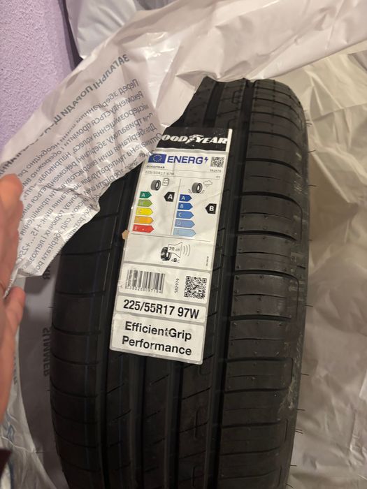 Продам ризинову шину  на машину , 4 колеса , нові , літо