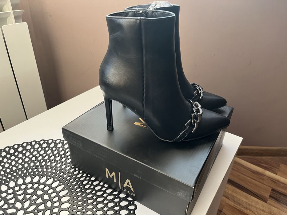 Nowe śliczne  czarne buciki rozm.37