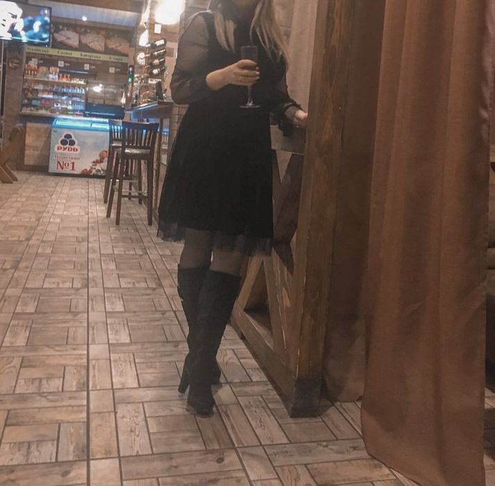 Велюрова сукня чорного кольору