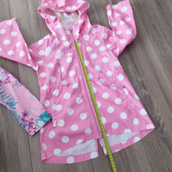 Kurtka płaszczyk przeciwdeszczowy dziewczęcy rozmiar 110 - 2 sztuki 
Z