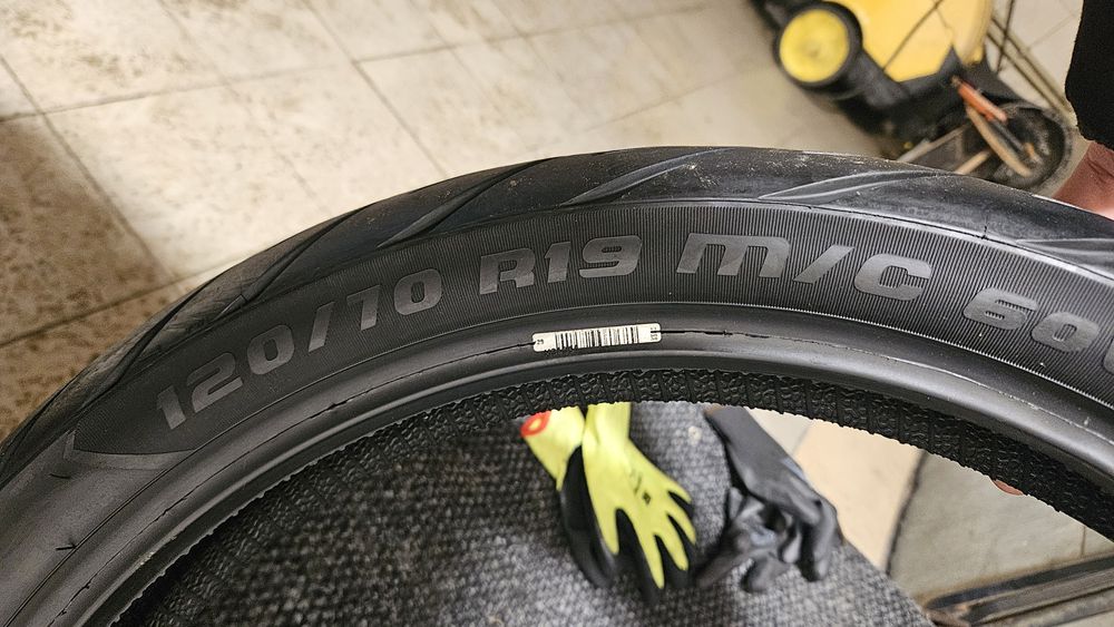 Продам мото покришку шину Metzger 120  70 r19