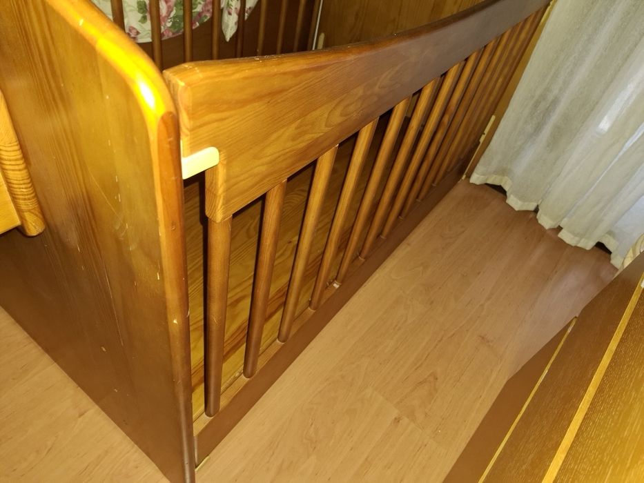 Berço de bebé de madeira com colchão para despachar