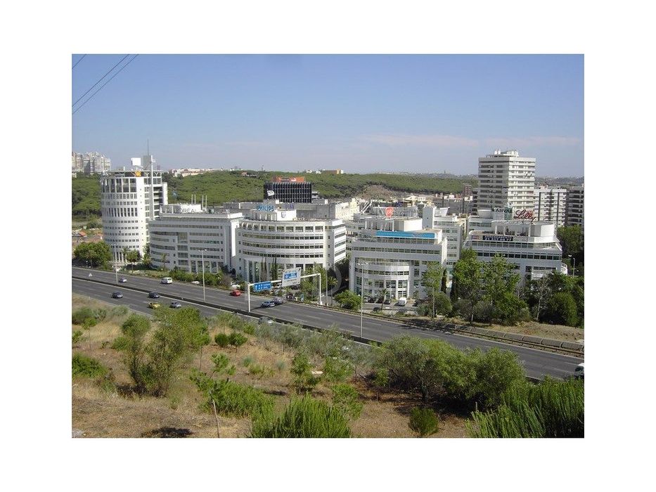 Apartamento T1 com varanda e garagem em Miraflores