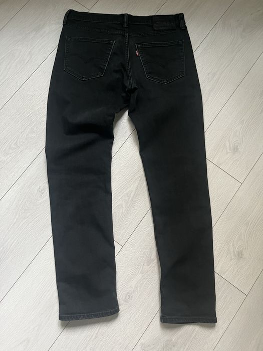 Джинси Levis , Uniqlo.