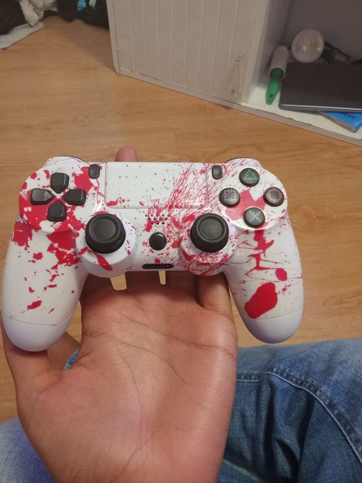 Comando de PS4 personalizado em ótimo estado