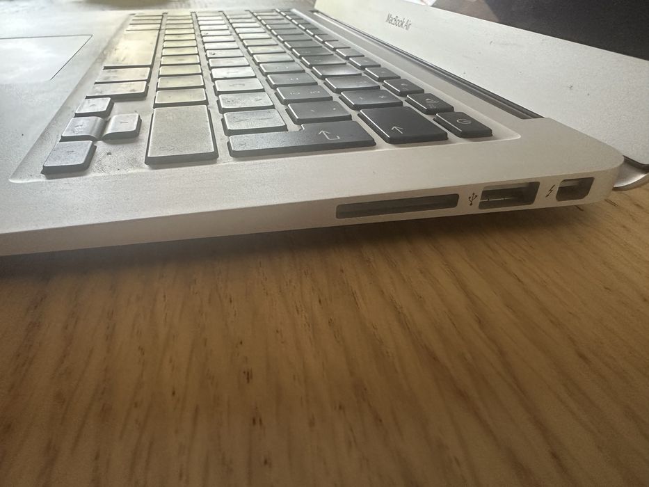 MacBook Air 13" (2017) – Comprado Novo em 2018 – Bateria Excelente (289 Ciclos)